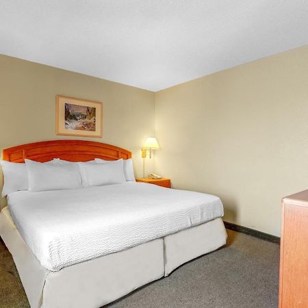Days Inn By Wyndham Red Deer Bagian luar foto