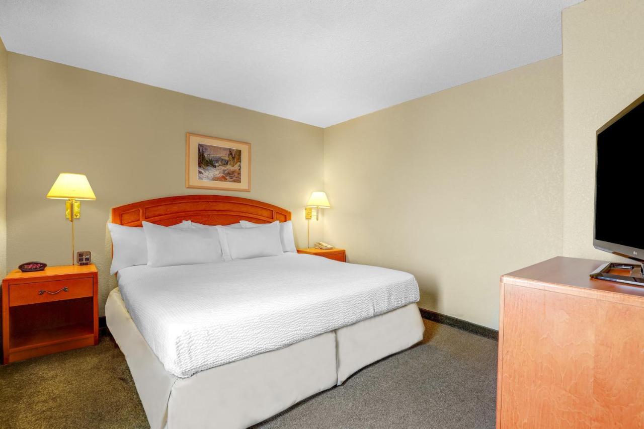 Days Inn By Wyndham Red Deer Bagian luar foto