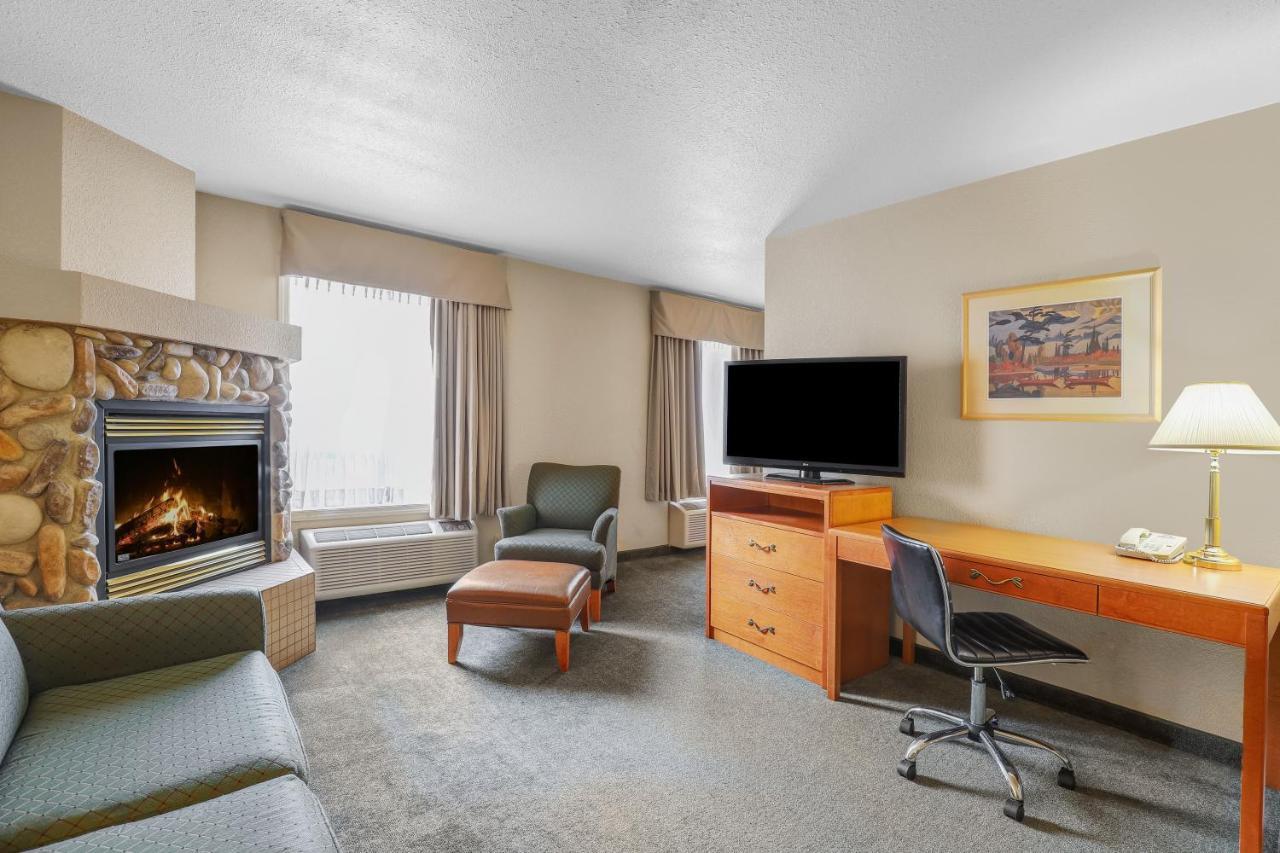 Days Inn By Wyndham Red Deer Bagian luar foto