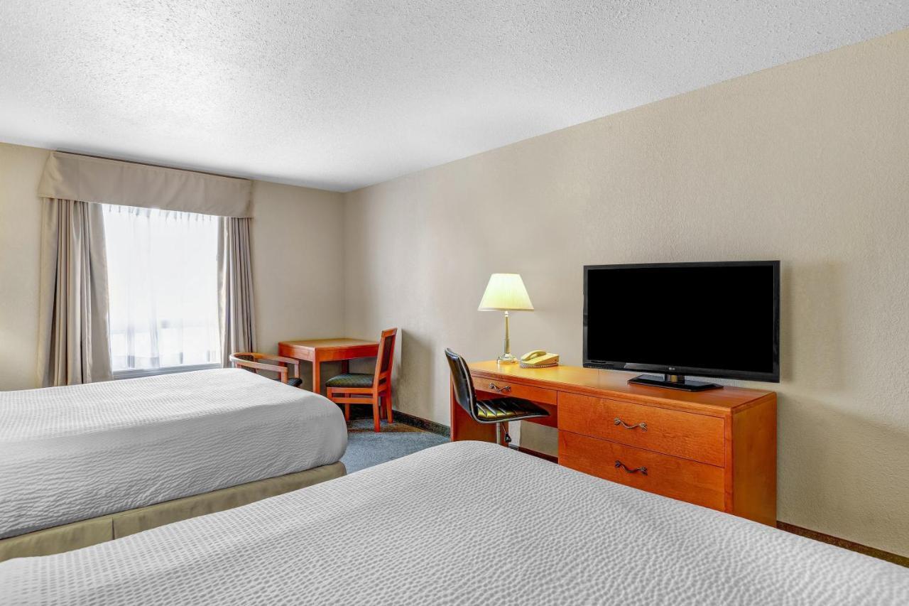 Days Inn By Wyndham Red Deer Bagian luar foto