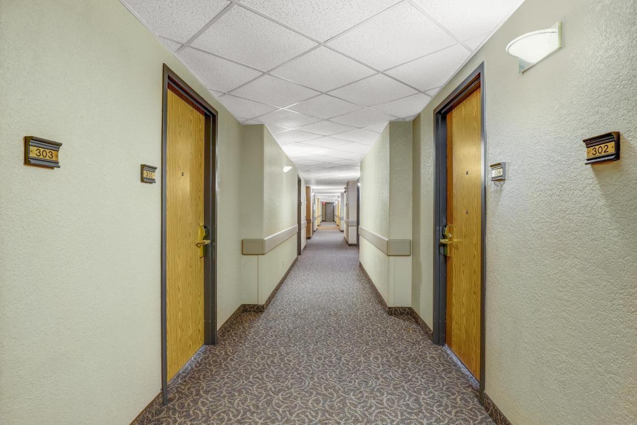 Days Inn By Wyndham Red Deer Bagian luar foto