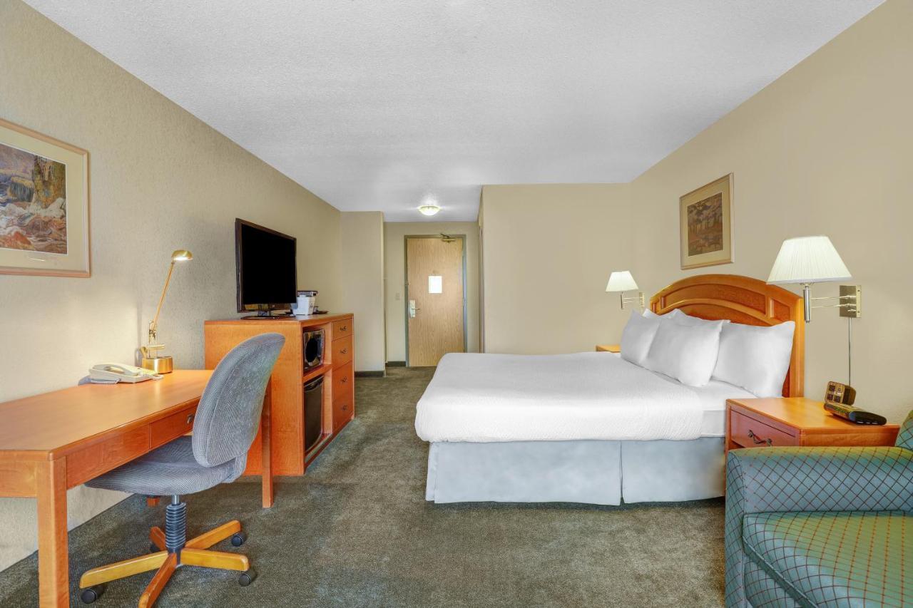 Days Inn By Wyndham Red Deer Bagian luar foto