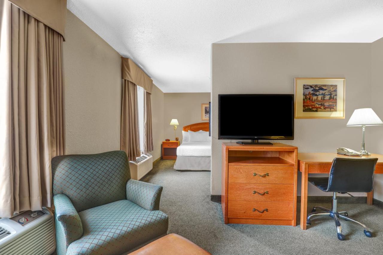 Days Inn By Wyndham Red Deer Bagian luar foto
