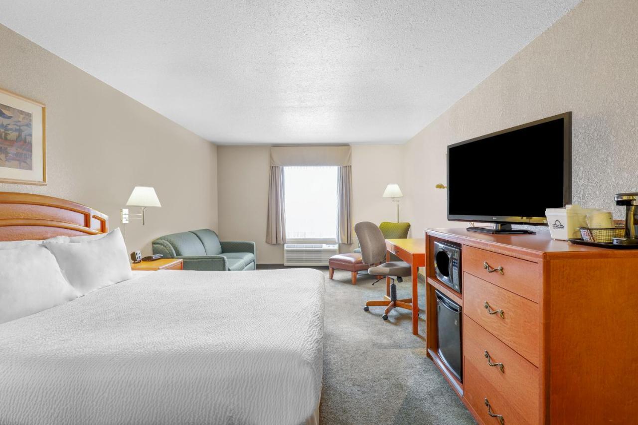 Days Inn By Wyndham Red Deer Bagian luar foto