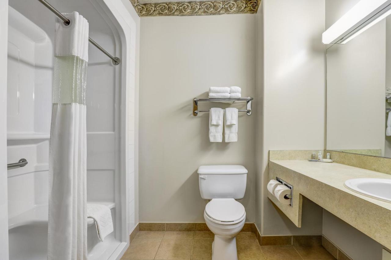Days Inn By Wyndham Red Deer Bagian luar foto