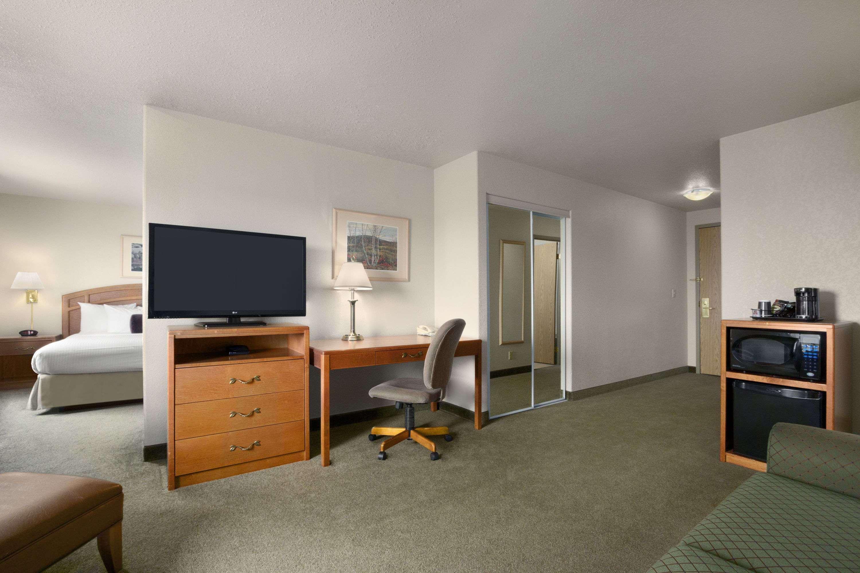 Days Inn By Wyndham Red Deer Bagian luar foto