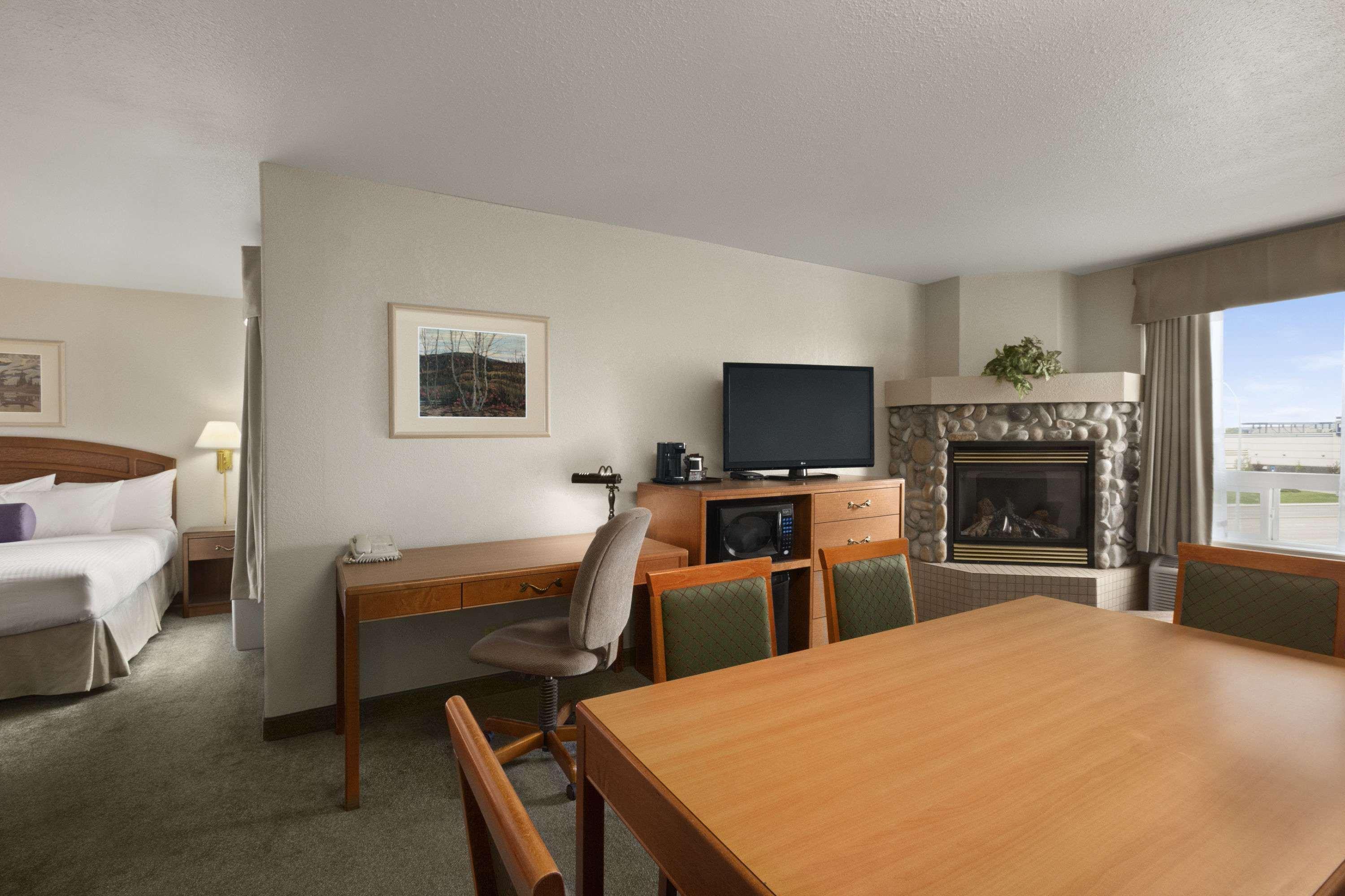 Days Inn By Wyndham Red Deer Bagian luar foto