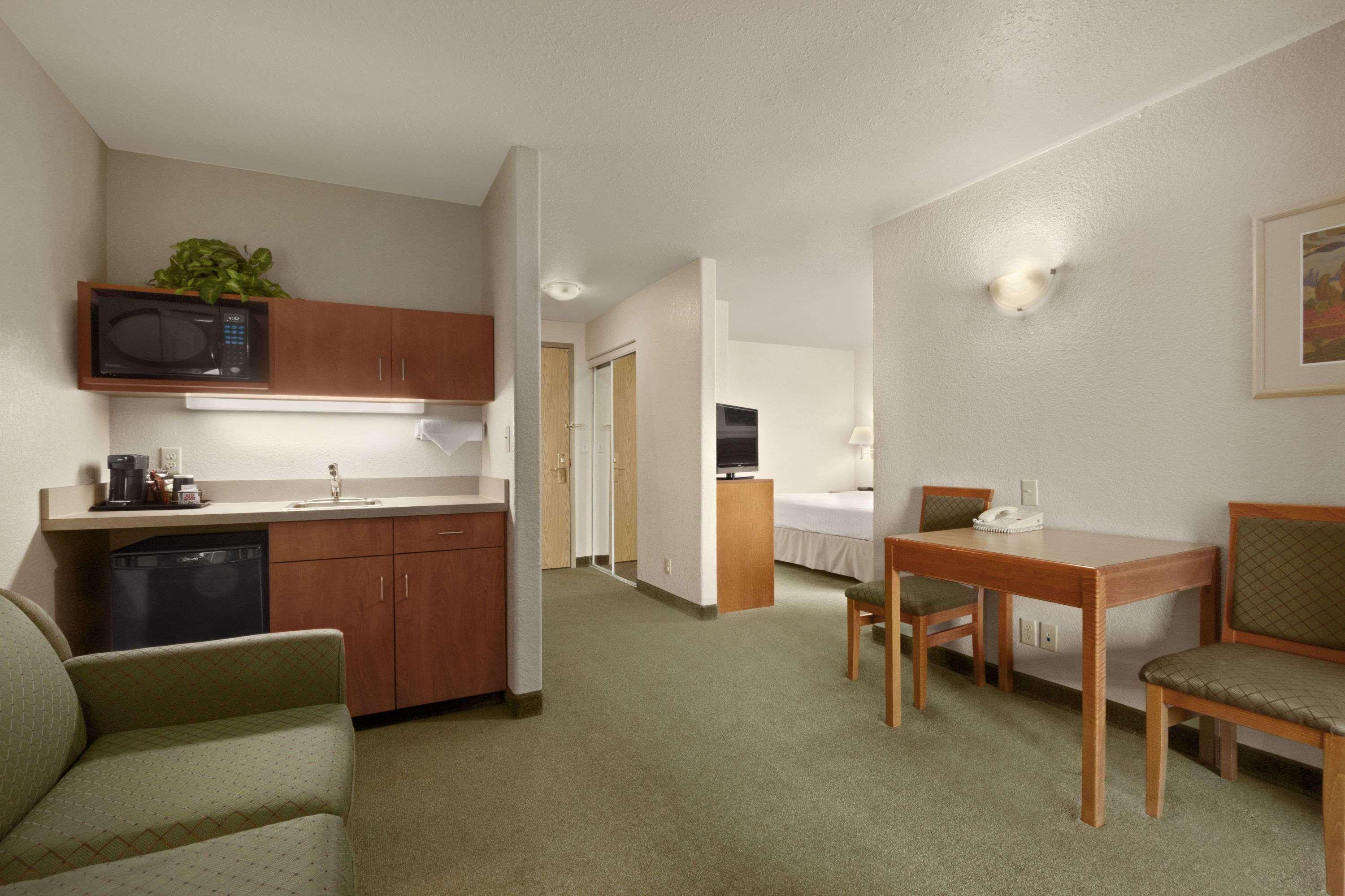 Days Inn By Wyndham Red Deer Bagian luar foto