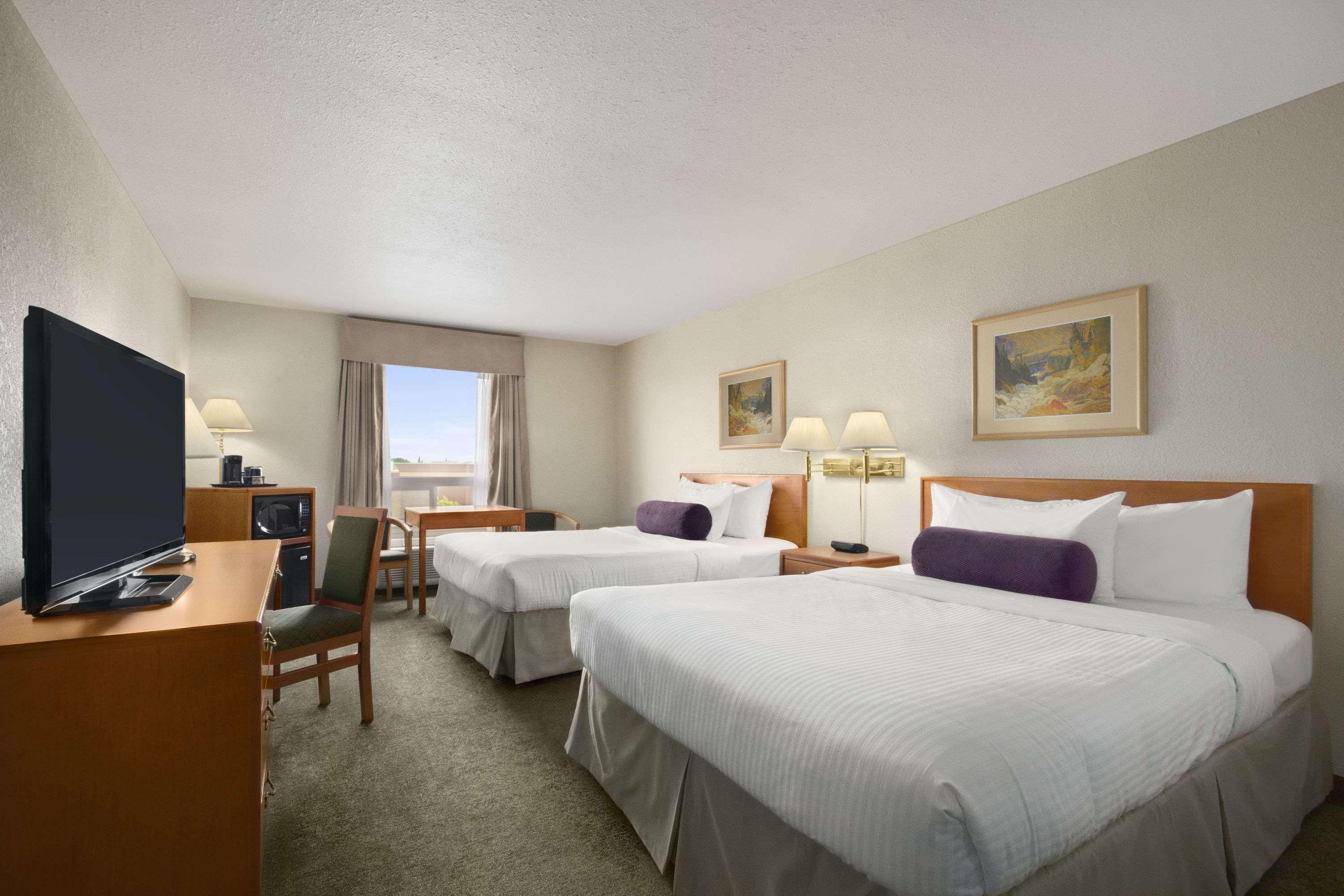Days Inn By Wyndham Red Deer Bagian luar foto