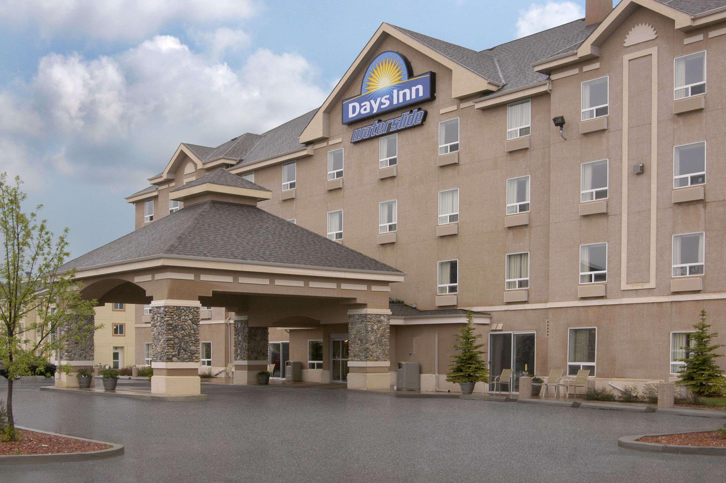 Days Inn By Wyndham Red Deer Bagian luar foto