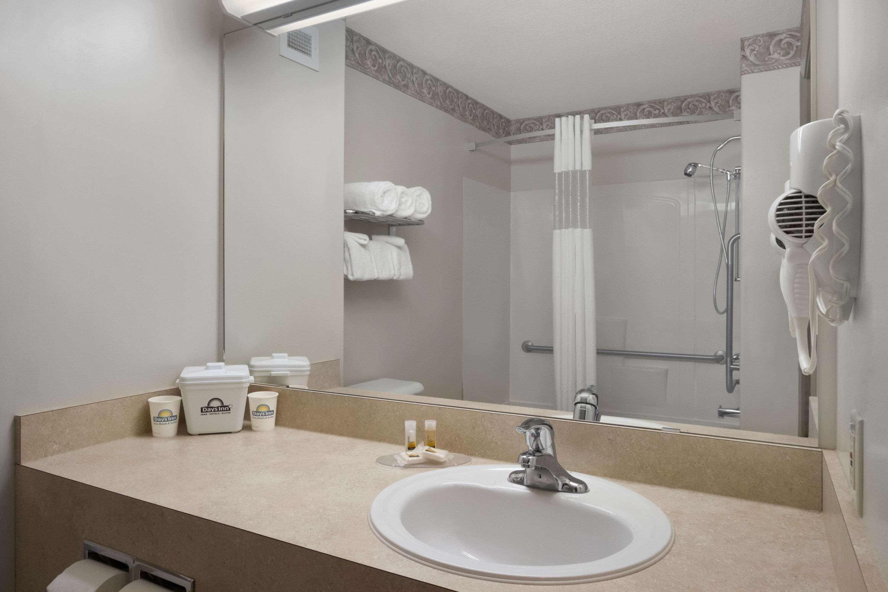 Days Inn By Wyndham Red Deer Bagian luar foto