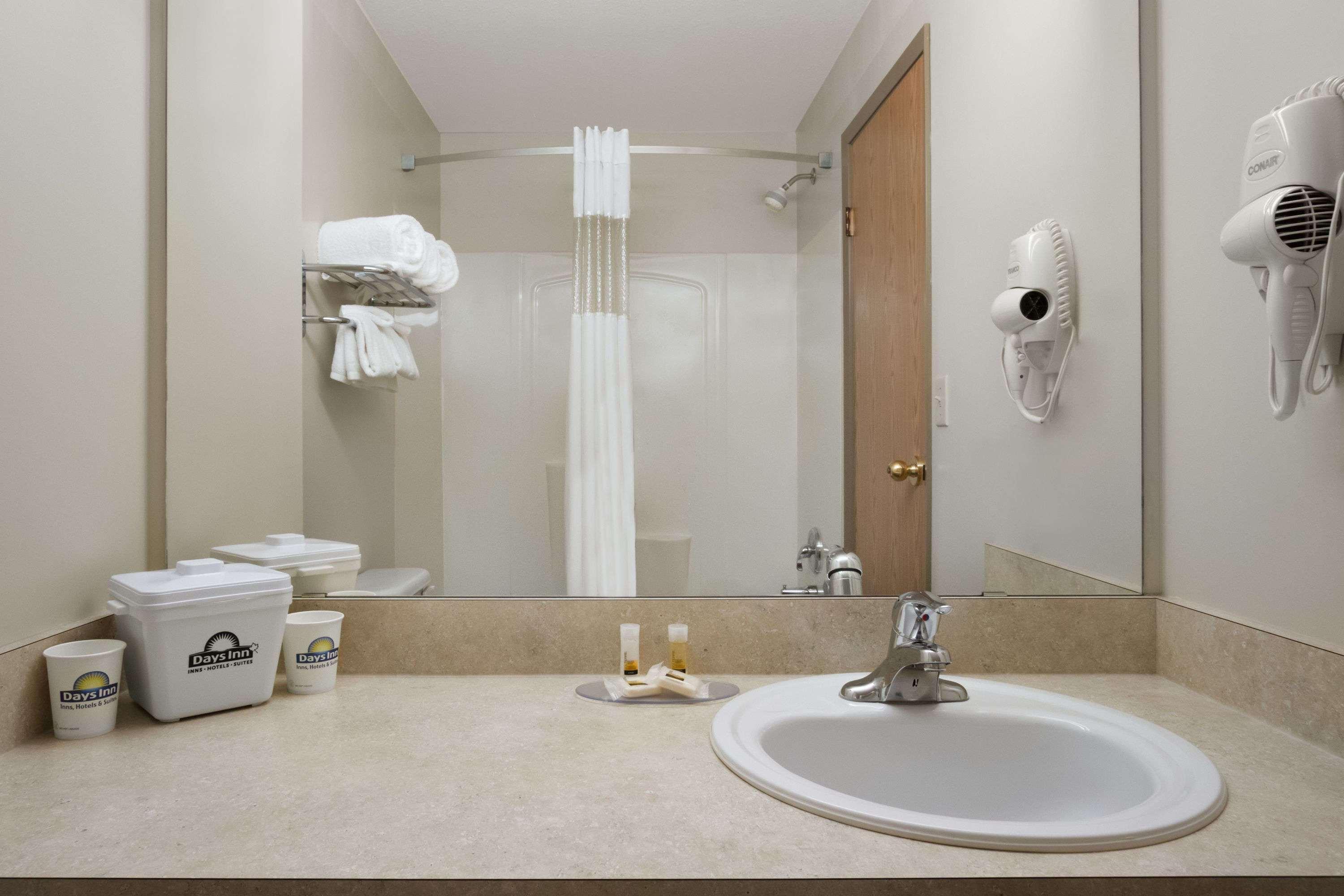 Days Inn By Wyndham Red Deer Bagian luar foto