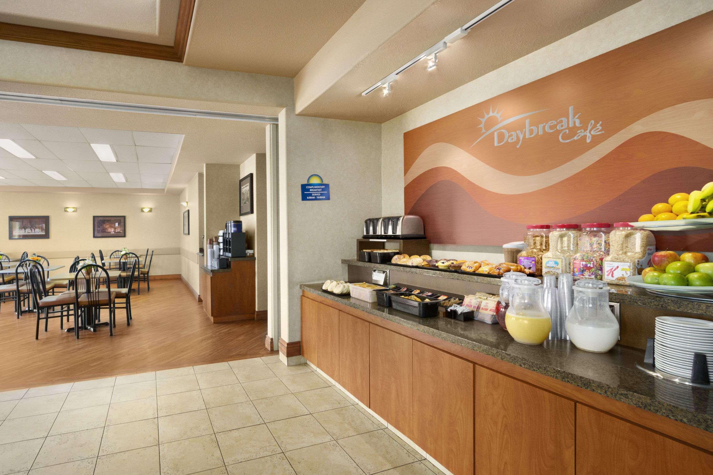 Days Inn By Wyndham Red Deer Bagian luar foto
