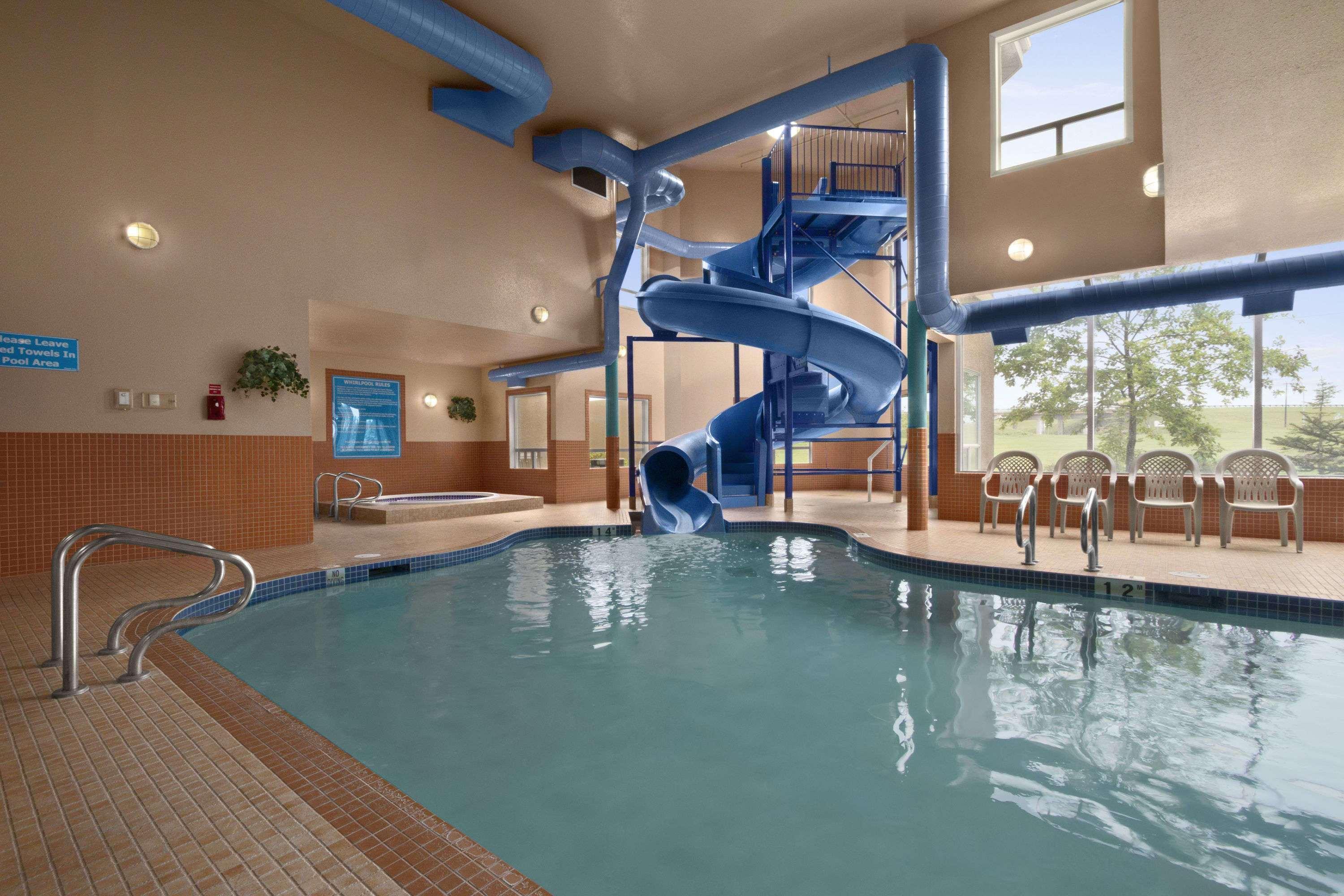 Days Inn By Wyndham Red Deer Bagian luar foto