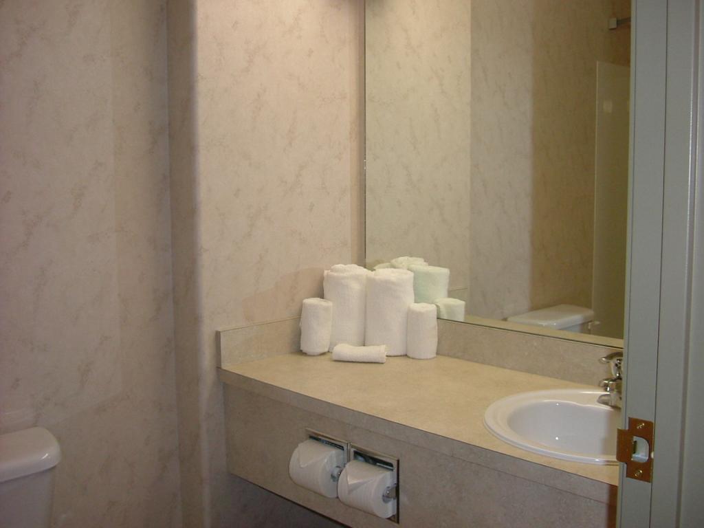 Days Inn By Wyndham Red Deer Bagian luar foto