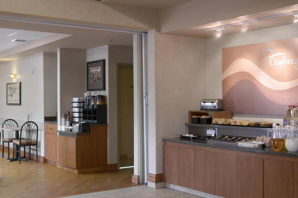 Days Inn By Wyndham Red Deer Bagian luar foto