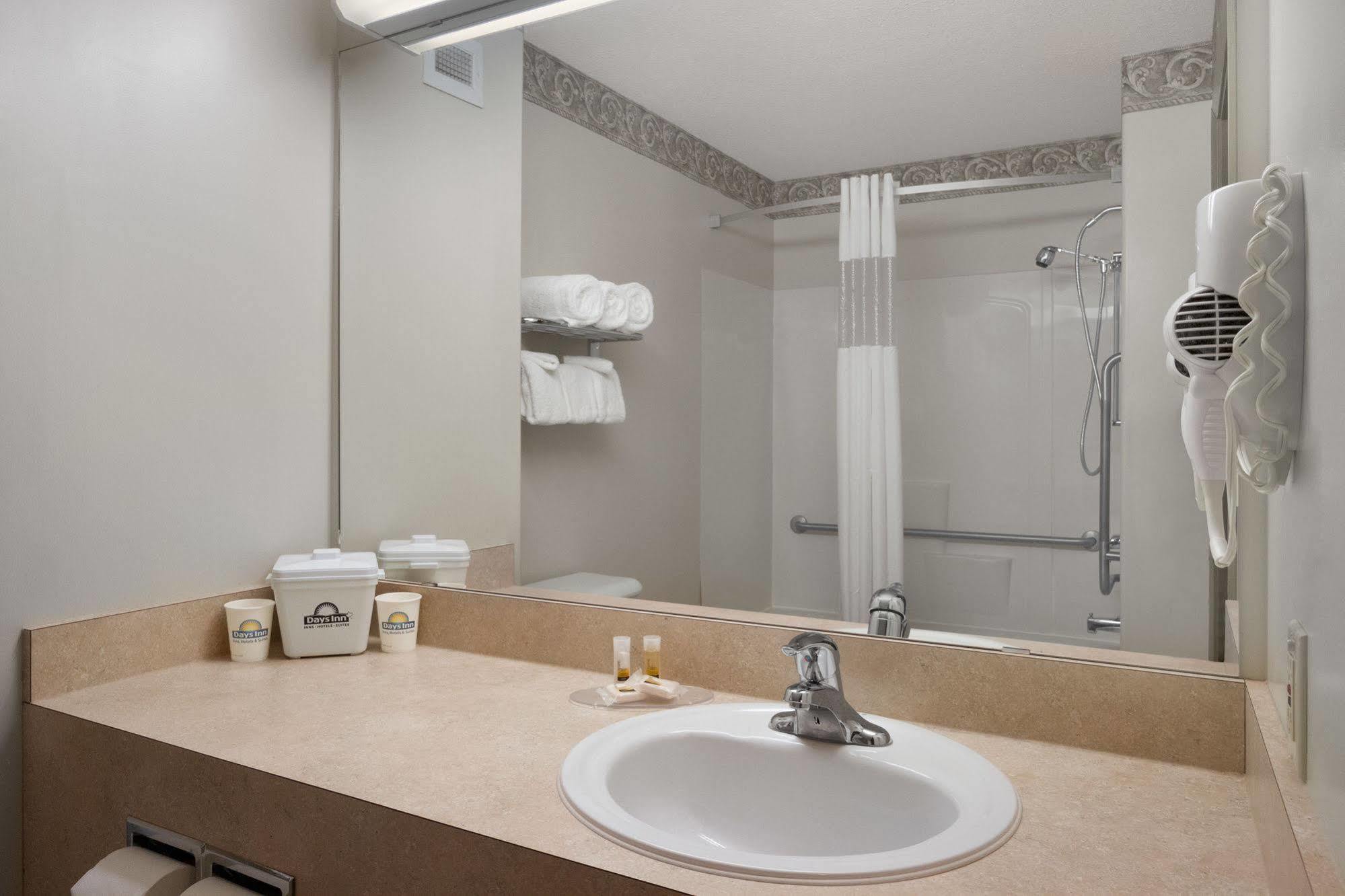 Days Inn By Wyndham Red Deer Bagian luar foto