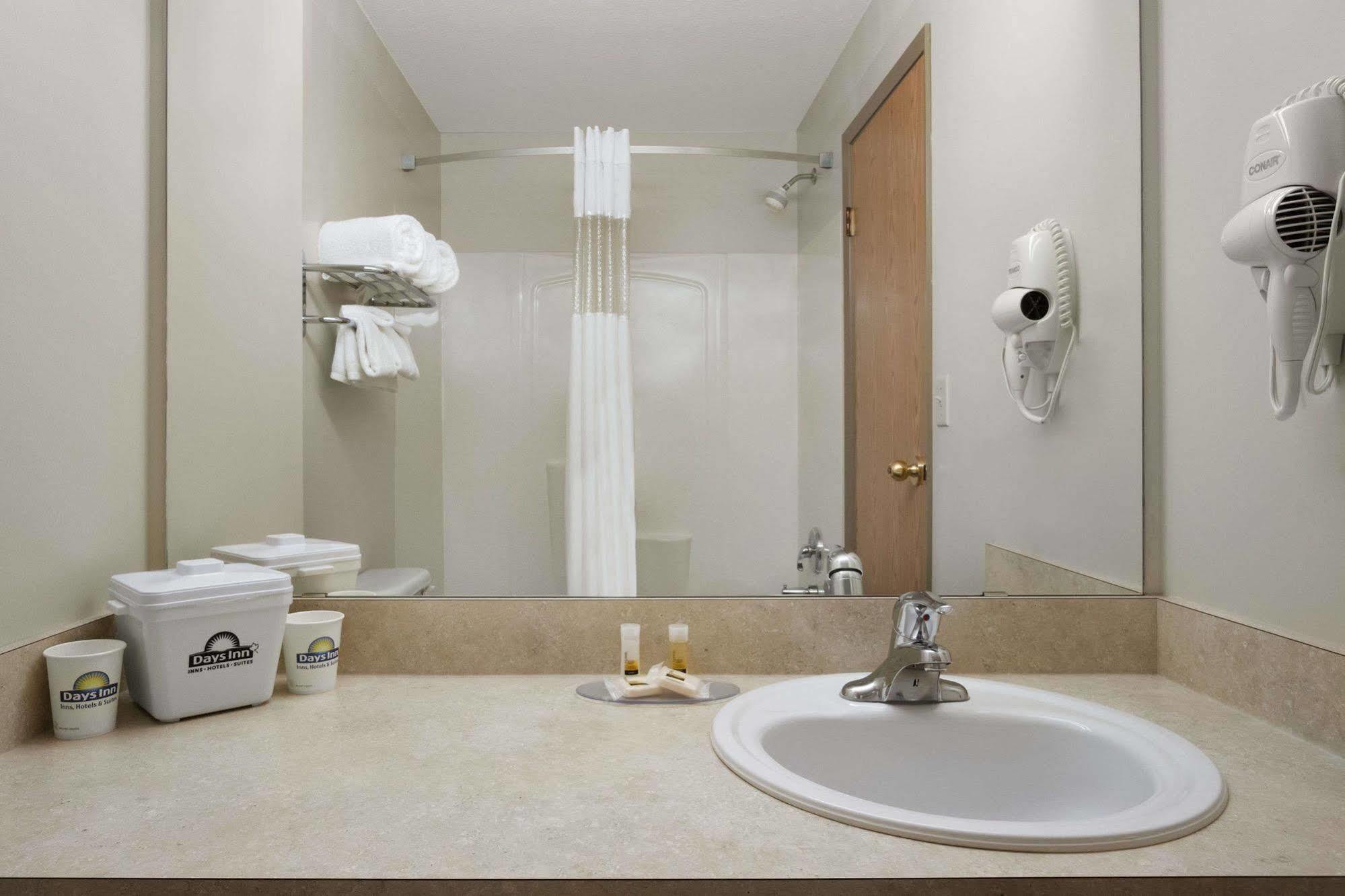 Days Inn By Wyndham Red Deer Bagian luar foto