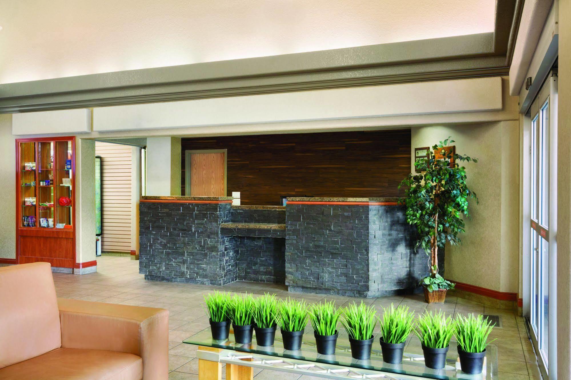 Days Inn By Wyndham Red Deer Bagian luar foto