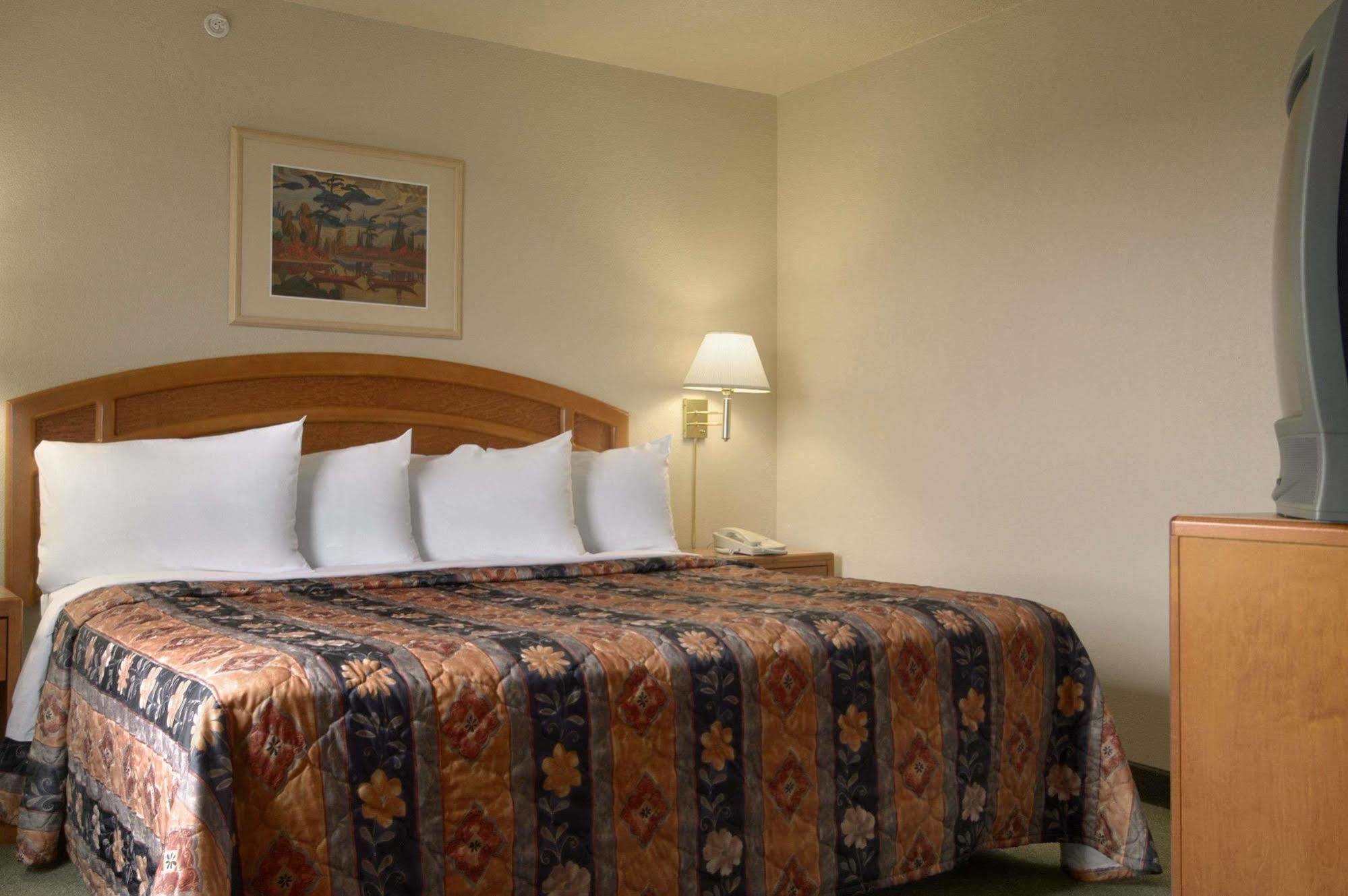 Days Inn By Wyndham Red Deer Bagian luar foto