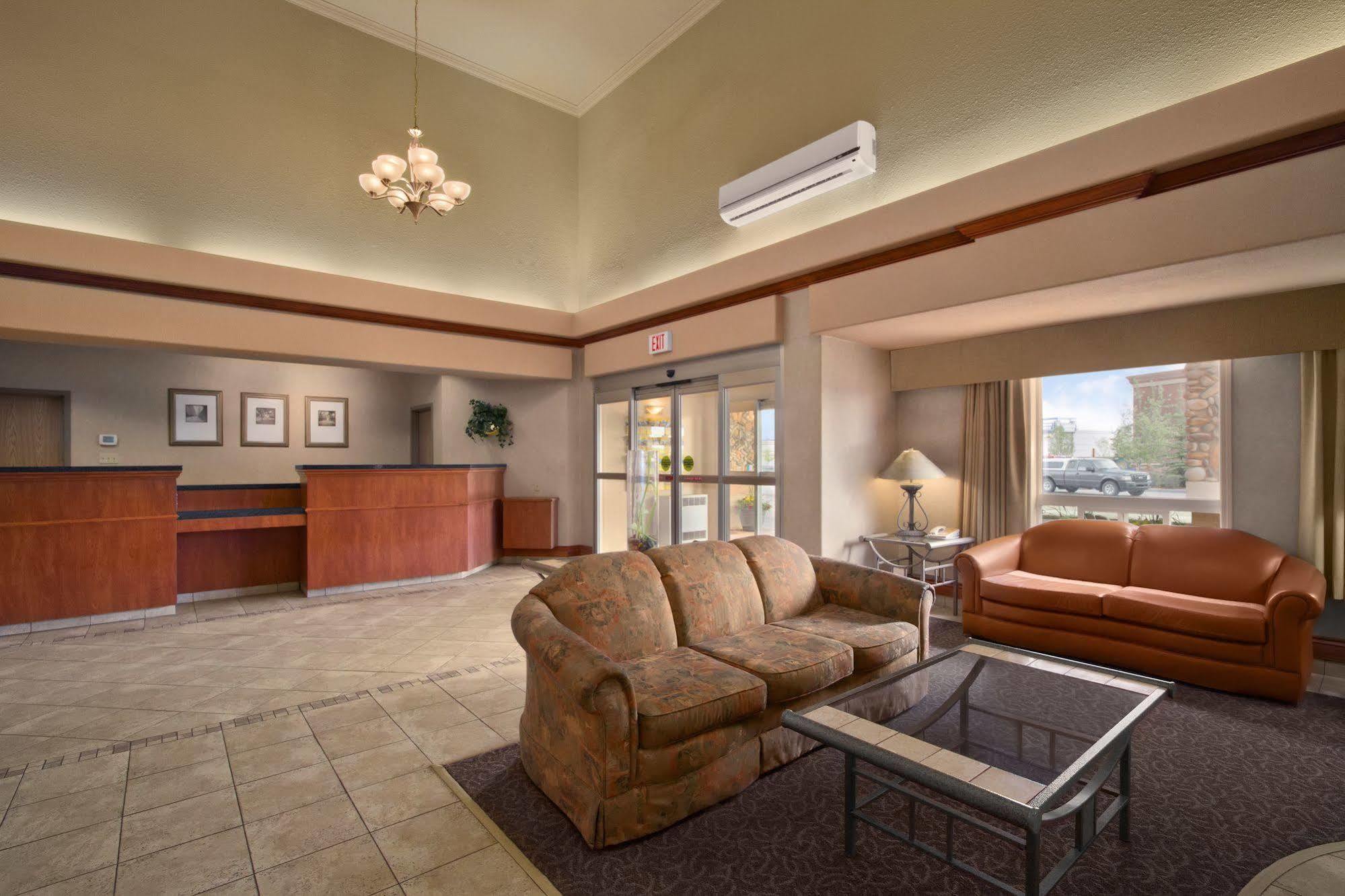 Days Inn By Wyndham Red Deer Bagian luar foto