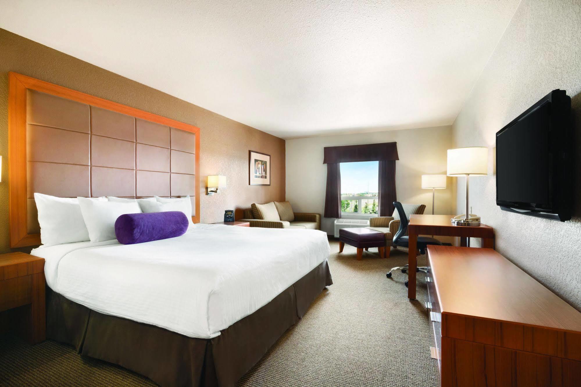 Days Inn By Wyndham Red Deer Bagian luar foto