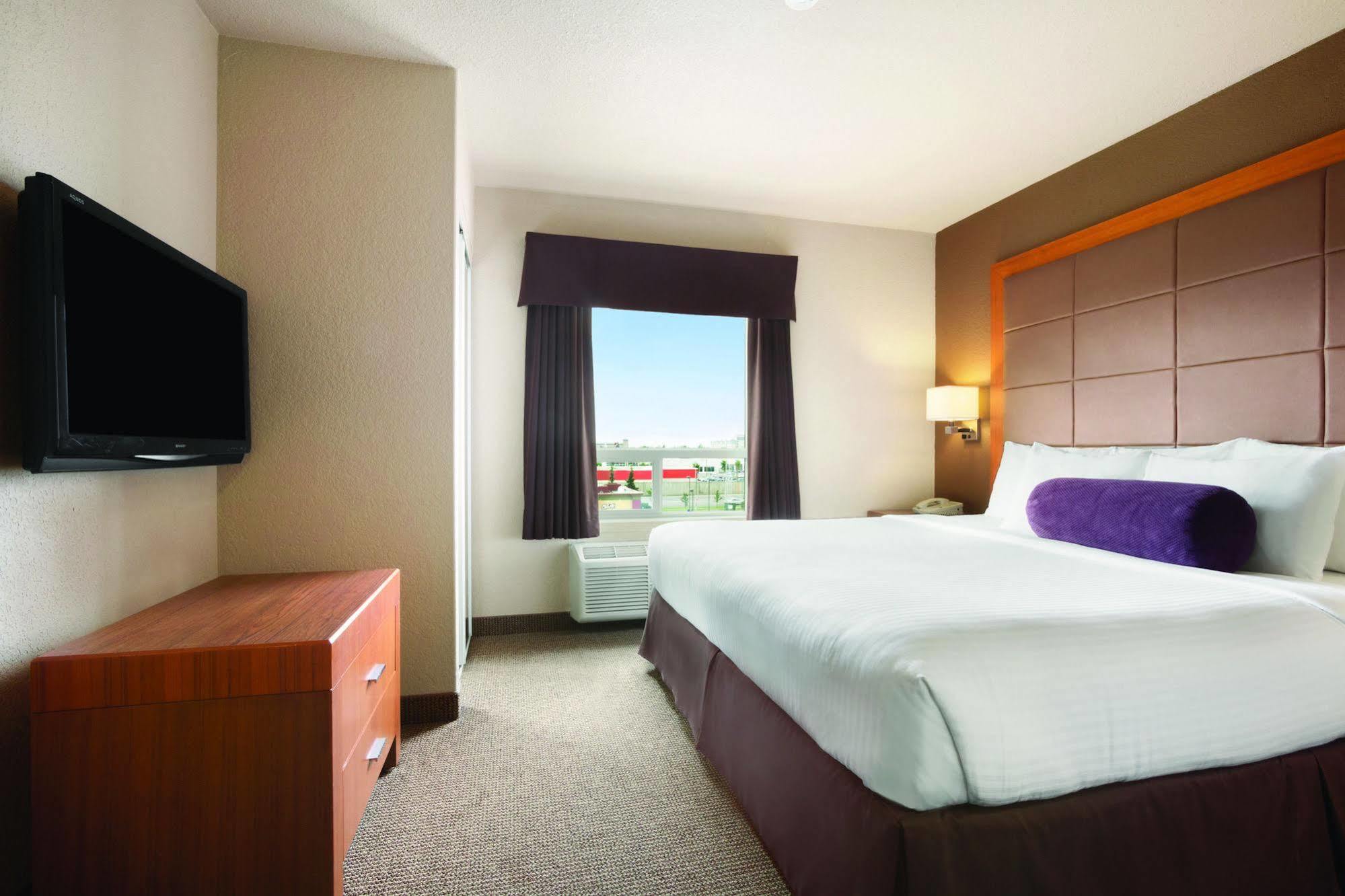 Days Inn By Wyndham Red Deer Bagian luar foto
